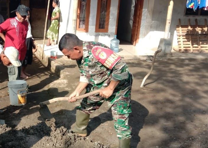 Babinsa Koramil 2206/Parakansalak Giat Karya Bakti Perbaikan Jalan Desa Parakan Salak 1