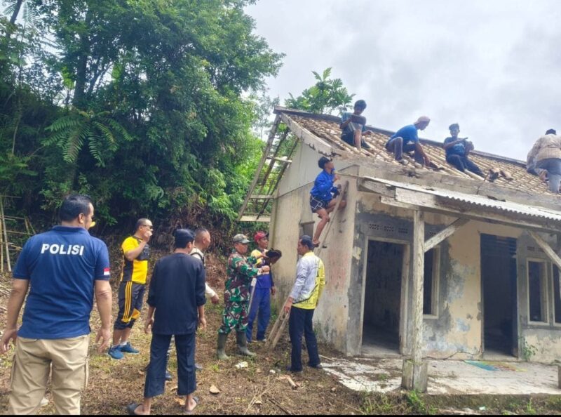Babinsa Koramil 2211/Sagaranten Giat Karyabakti Perbaikan TPA Desa Cipamingkis 5