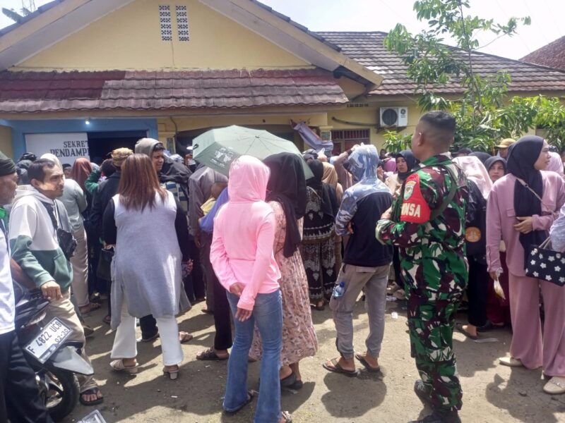 Babinsa Koramil 2201/Cisolok Berikan Rasa Aman dalam Penyaluran BLT 3