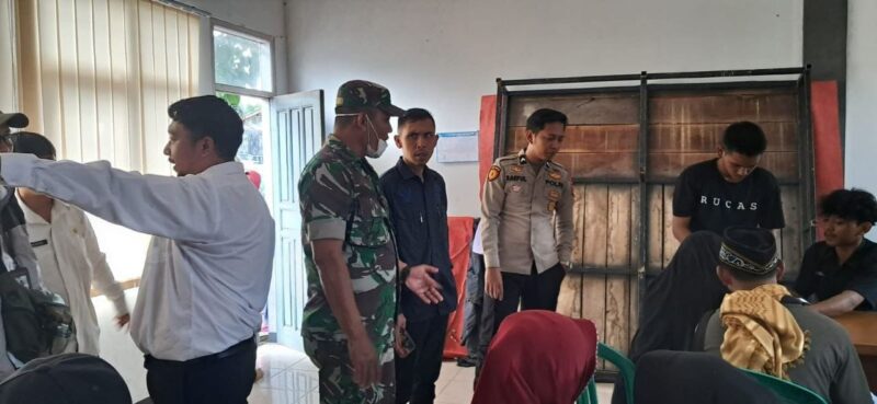 Pendampingan Penyaluran BLTS oleh Babinsa Koramil 2207/Jampangtengah 5