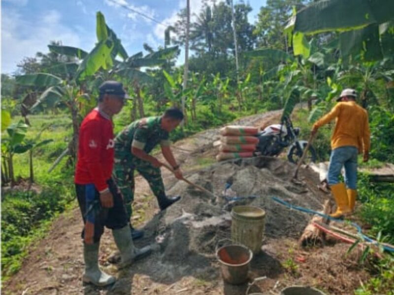 Babinsa Bojong Tugu Koramil 2211/Sagaranten Gelar Karyabakti Rambat Jalan Bersama Warga 4