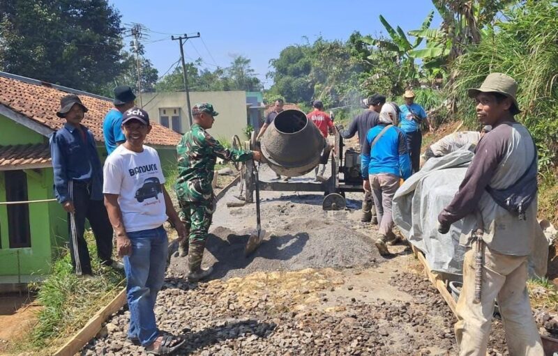 Babinsa Koramil 2207/Jampangtengah Giat Karbak Cor Jalan Desa 2
