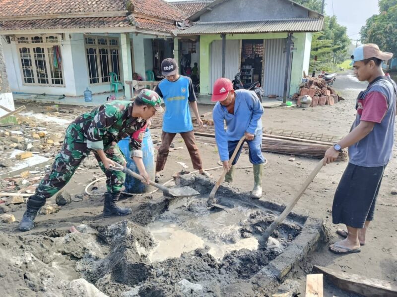 Babinsa Koramil 2212/Tegalbuleud Laksanakan Karbak Perbaikan Masjid 2