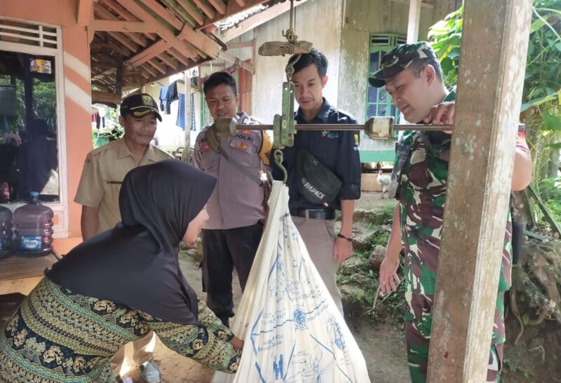 Babinsa Desa Sukamaju Koramil 2213/Jampangkulon, Serda Nugraha, melaksanakan kegiatan pendampingan penimbangan balita 6