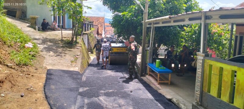 Babinsa Cikahuripan Koramil 2201/Cisolok Laksanakan Karya Bakti Pengaspalan Jalan Kp.Pajagan Kulon 1