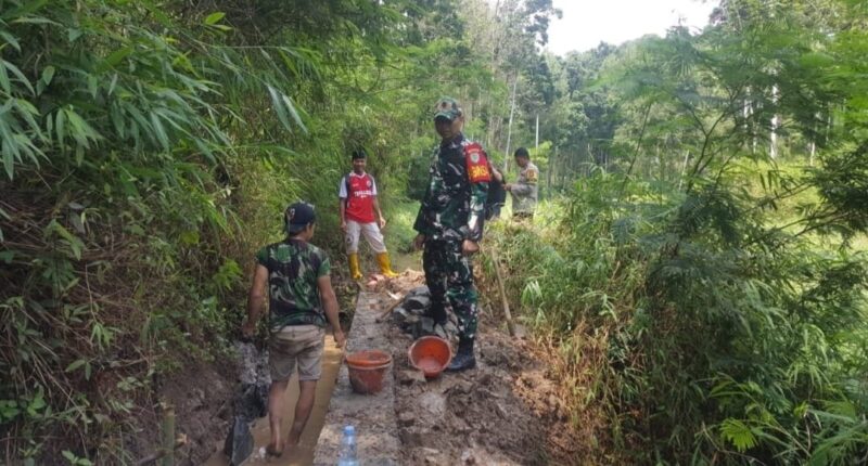 Babinsa Koramil 2209/Lengkong Gelar Kerja Bakti Perbaikan TPT Selokan di Kp. Tipar