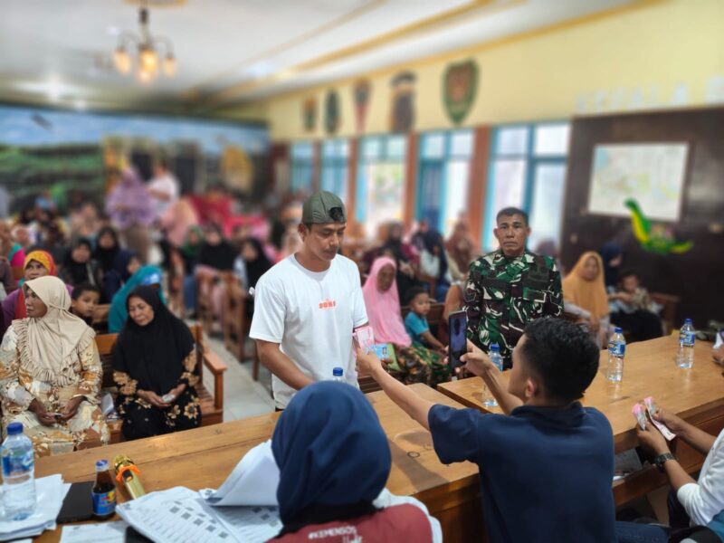 Babinsa Koramil 2215/Ciemas Monitoring Penyaluran BLTS Kesra Desa Ciwaru 2