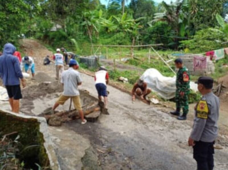 Babinsa Koramil 2211/Sagaranten Gelar Karya Bakti Perbaikan Jalan di Desa Mekartani 11
