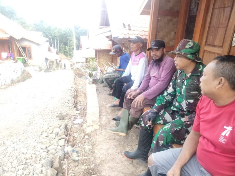 Babinsa Koramil 2208/Nyalindung Desa Cinurey Laksanakan Komsos Bersama Warga 10