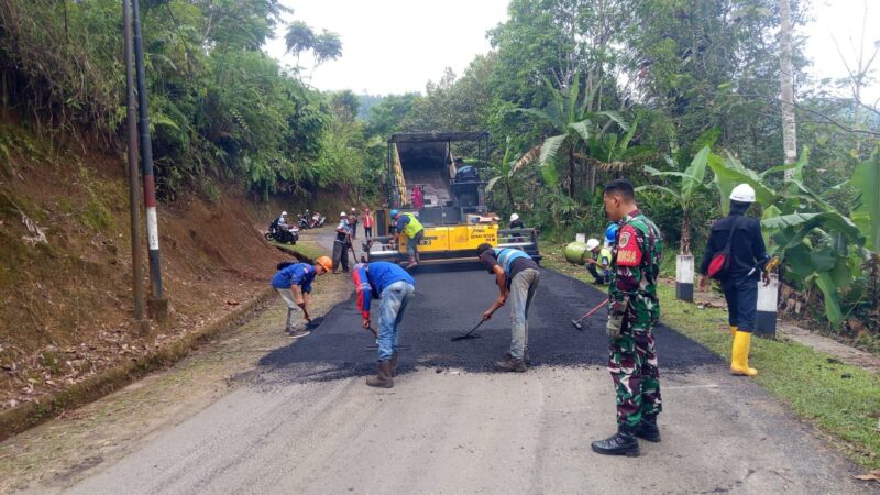 Giat Karbak Aspal Jalan oleh Babinsa Koramil 2201/Cisolok 9