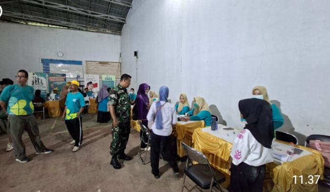 Babinsa Desa Cikarang Laksanakan Pendampingan Cek Kesehatan Gratis dan Donor Darah 11