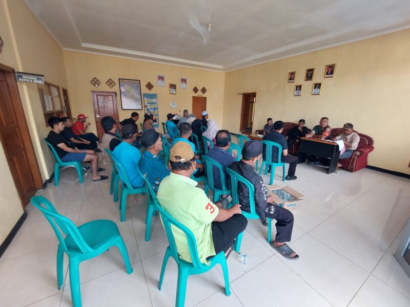 Babinsa Koramil 2215/Ciemas Lakukan Monitoring Pembagian Insentif RT/RW di Desa Tamanjaya 3