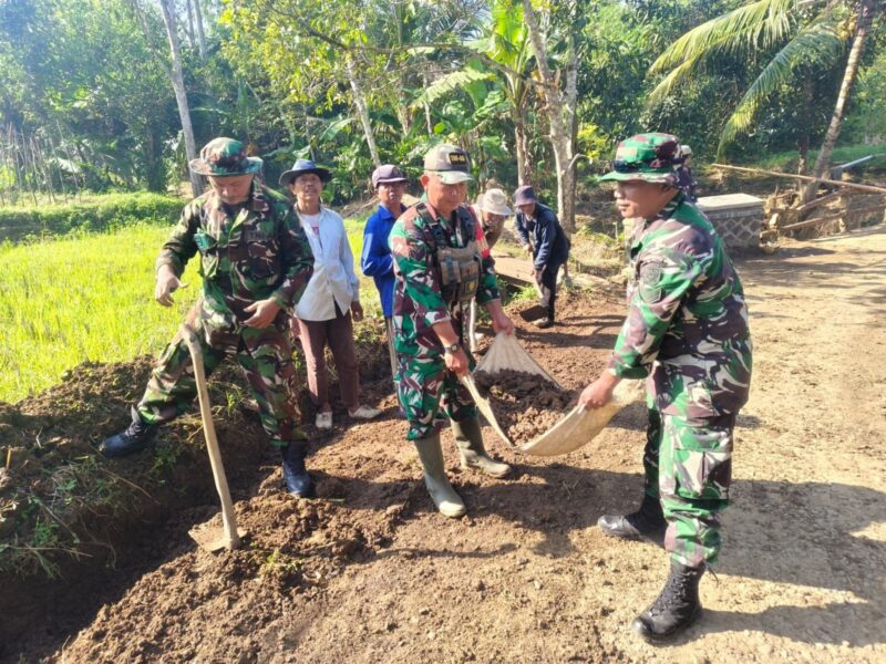 Babinsa Koramil 2211/Sagaranten Gelar Karyabakti Perbaikan Jalan di Desa Cipamingkis 7
