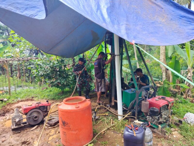 Babinsa Koramil 2201/Cisolok Laksanakan Pemantauan Pengerjaan Sumur Bor di Desa Wanajaya 6