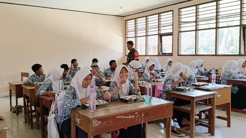 Babinsa Koramil 2213/Jampangkulon Dampingi Penyaluran MBG di SMPN 1 Jampangkulon 5