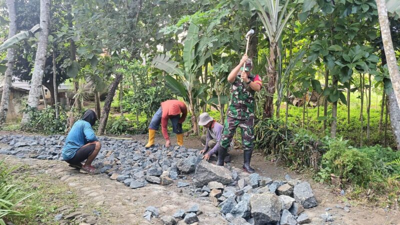 Babinsa Koramil 2213/Jampangkulon Laksanakan Kegiatan Bakti Bersama Warga 5