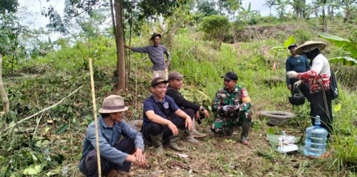 Babinsa Koramil 2210/Pabuaran Laksanakan Komsos Bersama Petani di Desa Pabuaran 1
