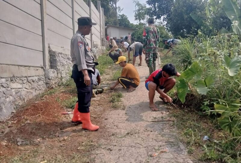 Babinsa Koramil 2204/Cikidang Giat Karbak Pembersihan Jalan Desa 4