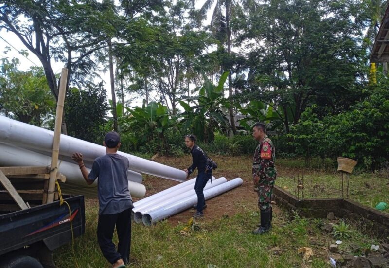 Babinsa Koramil 2215/Ciemas Giat Karbak Pembangunan Drainase Desa Tamanjaya 2