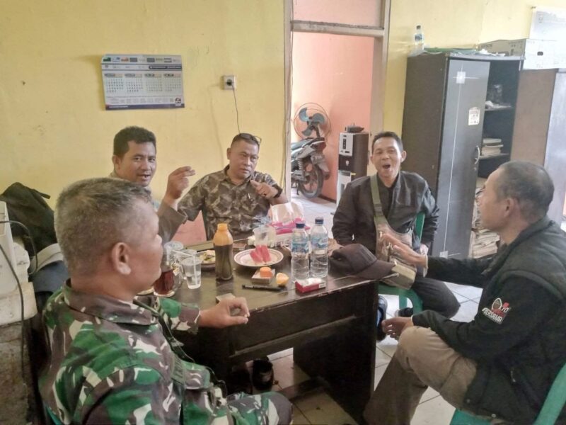 Babinsa Koramil 2207/Jampangtengah Giat Komsos dengan Aparatur Desa Sindangresmi 1