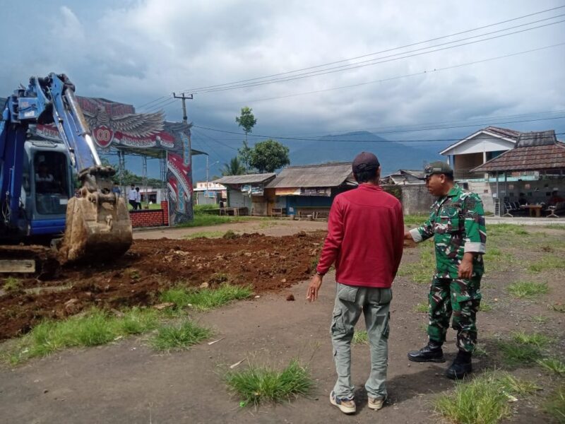 Babinsa Koramil 2205/Kalapanunggal Dampingi Pembangunan Koperasi Merah Putih 2