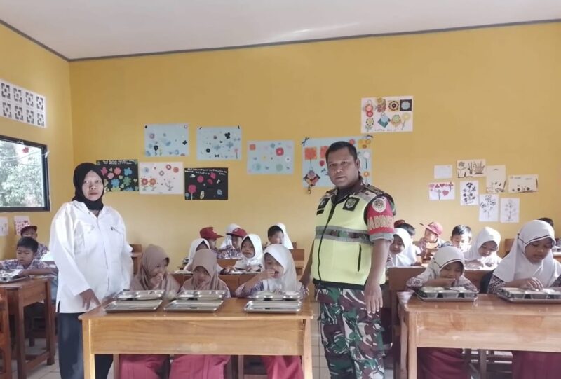 Babinsa Koramil 2212/Tegalbuleud Dampingi Penyaluran MBG di Desa Tegalbuleud 3