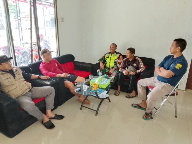 Babinsa Koramil 2214/Surade Laksanakan Komsos Bersama Aparatur Pemerintah Desa Waluran 6