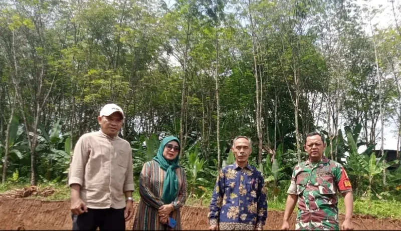 Babinsa Koramil 2203/Warungkiara Laksanakan Pendampingan Penyiapan Lahan KDKMP 4