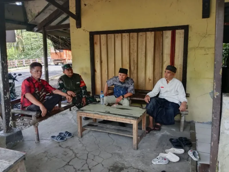 Babinsa Koramil 2203/Warungkiara Laksanakan Komsos Bersama Tokoh Pemuda