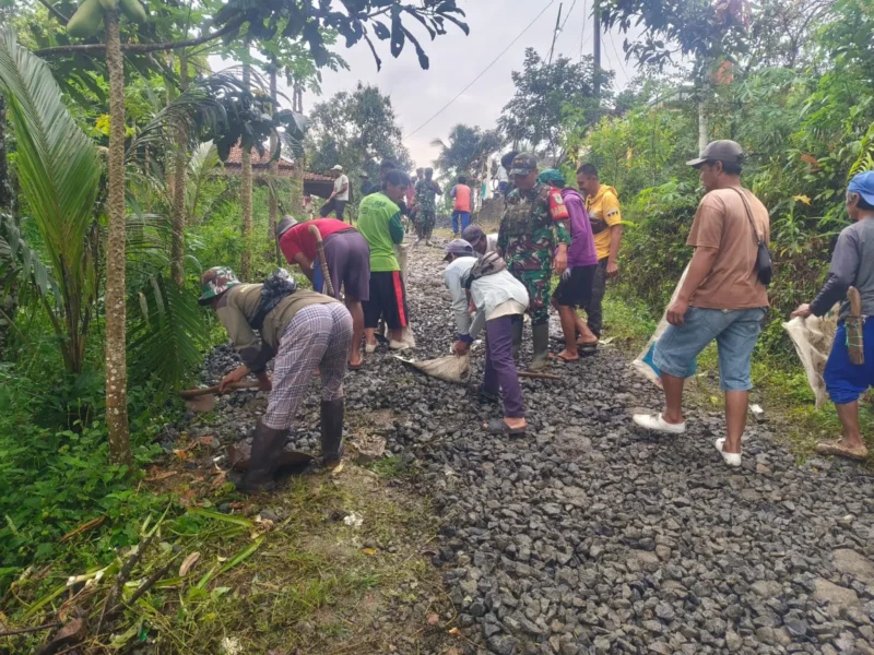 Babinsa Koramil 2211/Sagaranten Laksanakan Karyabakti Perbaikan Jalan di Desa Cikarang 1