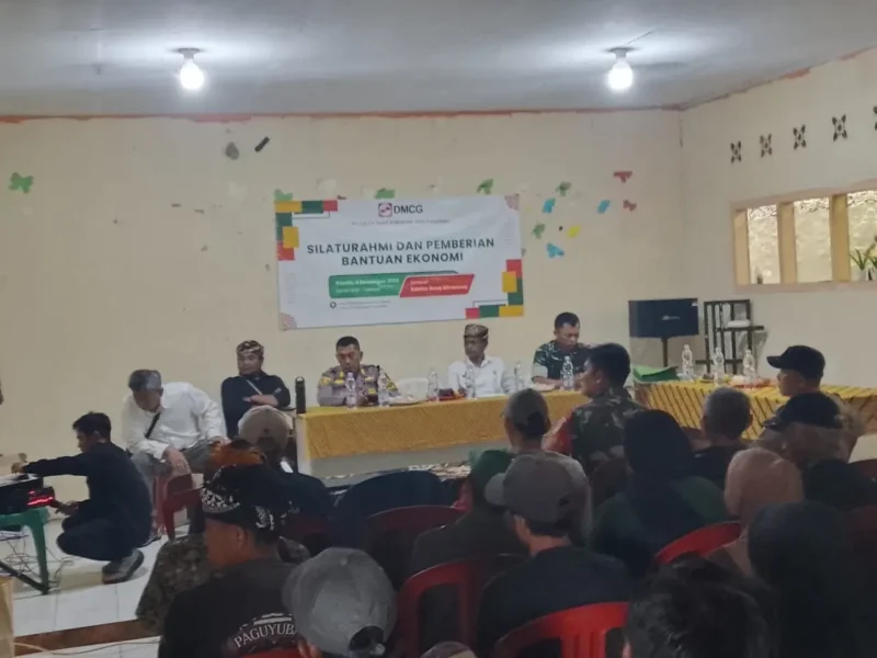 Danramil 2201/Cisolok Hadiri Rapat Silaturahmi dan Pemberian Bantuan Ekonomi di Desa Sirnarasa 4