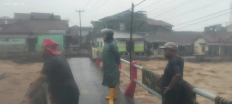 Babinsa Desa Cikahuripan Tinjau Kondisi Sungai Pasca Hujan Deras