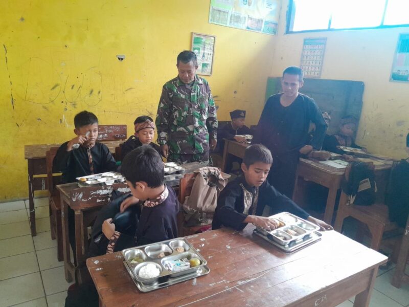 Babinsa Surade Giat Pendampingan Penyaluran MBG Desa Cibitung