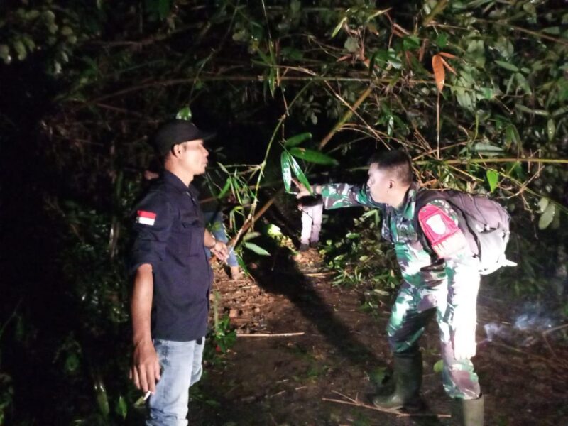 Longsor Tutup Akses Jalan Desa Gunung Tanjung, Babinsa dan Warga Lakukan Gotong Royong 1