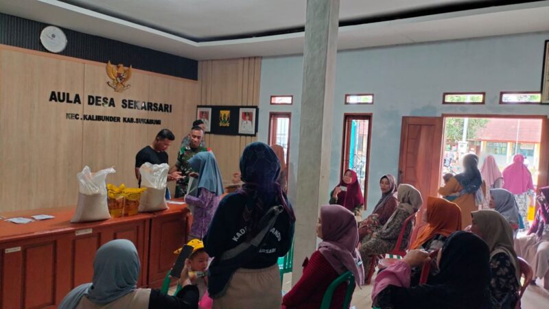 Babinsa Salurkan Bantuan Beras dan Minyak Goreng Desa Sekarsari 2
