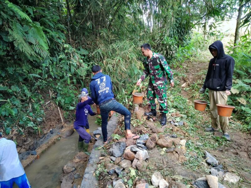 Babinsa Koramil 2206/Parakansalak Laksanakan Karyabakti Perbaikan Parit di Desa Sukatani