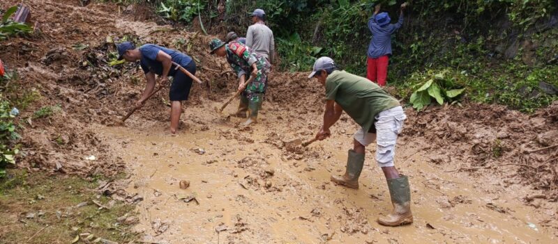 Babinsa Koramil 2201/Cisolok Laksanakan Karya Bakti Bersihkan Material Longsoran di Desa Caringin