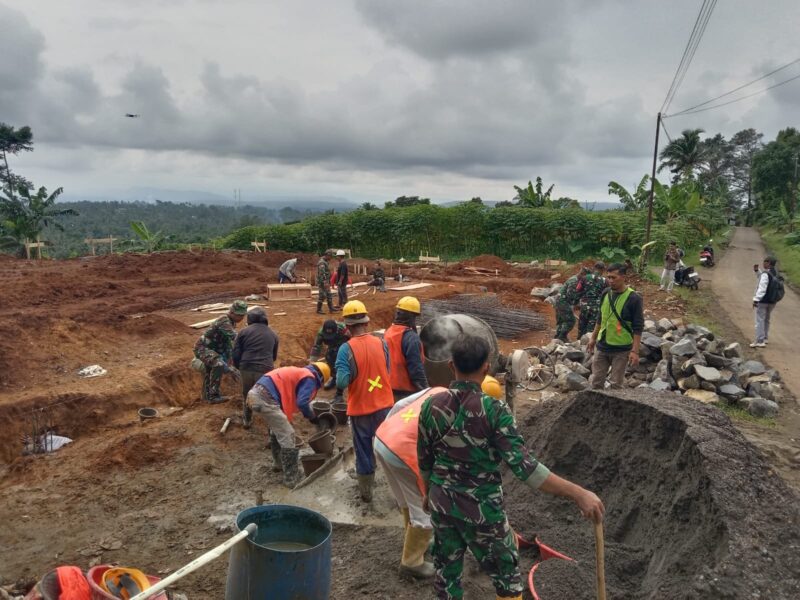 Pendampingan Pembangunan Koperasi Merah Putih oleh Babinsa Koramil 2205/Kalapanunggal 1