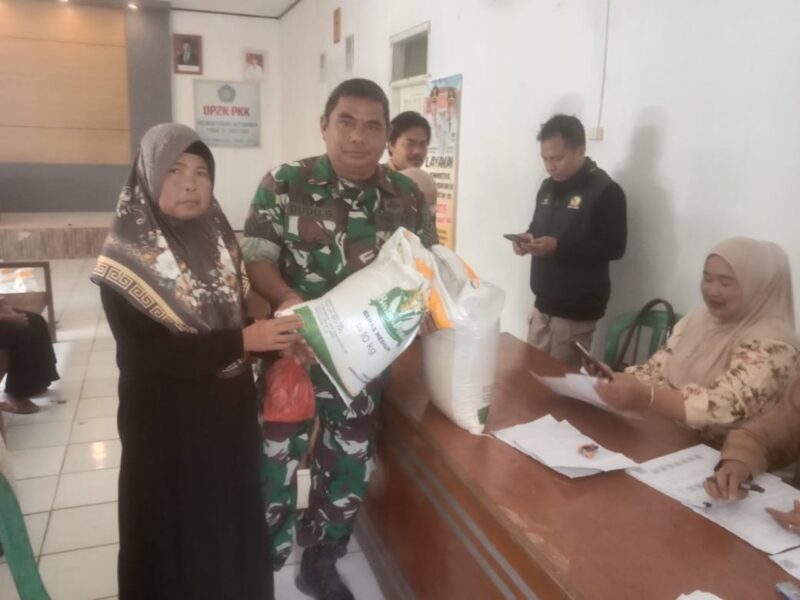 Babinsa Koramil 2213/Jampangkulon Dampingi Penyaluran Bantuan Beras Bulog Desa Ciparay 3