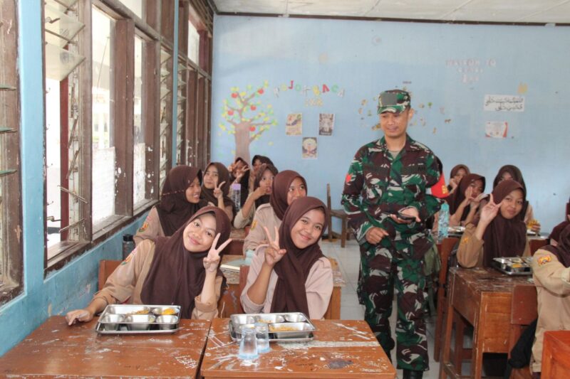 Babinsa Koramil 2205/Kalapanunggal Dampingi Penyaluran MBG SMPN 1 Kalapanunggal 1