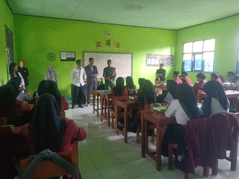 Babinsa Koramil 2209/Lengkong Dampingi Pendistribusian MBG&nbsp; SMK Harapan Bangsa