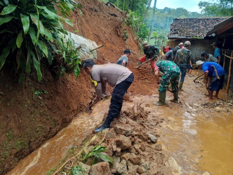 Babinsa Koramil 2210/Cisolok Laksanakan Karya Bakti Bersama Warga Desa Cimaja 7