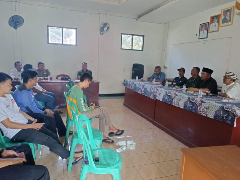 Babinsa Koramil 2207/Jampangtengah Hadiri Kegiatan Monitoring dan Evaluasi Desa Padabeunghar 3