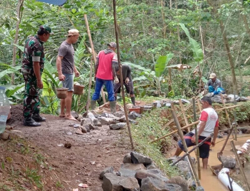 Babinsa Koramil 2207/Jampangtengah Laksanakan Karbak Pembuatan TPT Desa Margaluyu 3