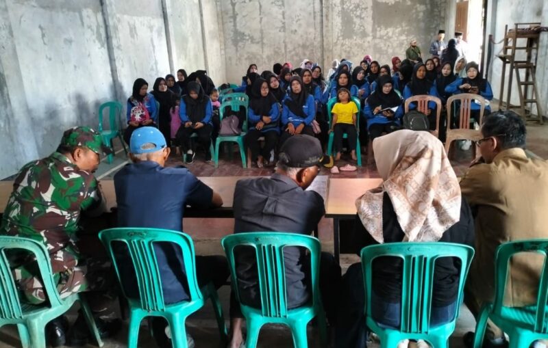 Babinsa Koramil 2215/Ciemas Hadiri Sosialisasi Kesehatan dan Pentingnya Program KB Desa Tamanjaya 1