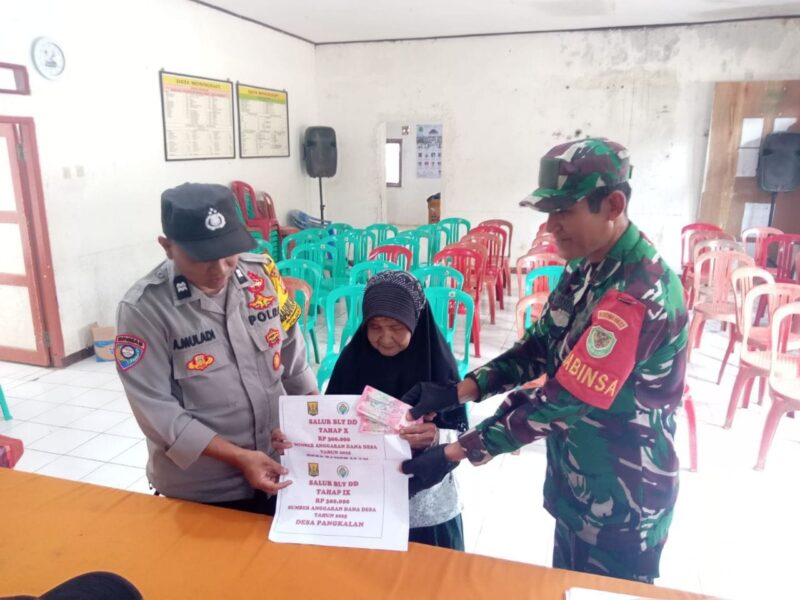 Babinsa Koramil 2204/Cikidang Dampingi Pembagian BLTDD Desa Pangkalan 2