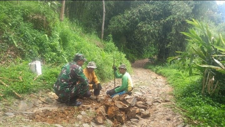 Babinsa Koramil 2210/Pabuaran Laksanakan Karbak Perbaikan Jalan Desa Sukajaya 1