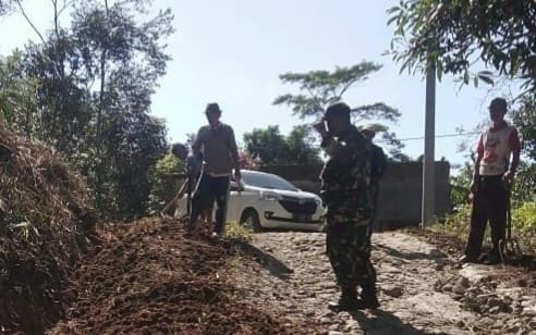 Babinsa Koramil 2212/Tegalbuleud dan Warga Laksanakan Karbak Pembenahan Jalan di Desa Calingcing 1 Babinsa Koramil 2212/Tegalbuleud dan Warga Laksanakan Karbak Pembenahan Jalan di Desa Calingcing