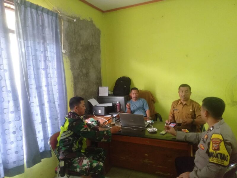 Babinsa Koramil 2214/Surade Laksanakan Komsos dengan Aparatur Desa Waluran 9