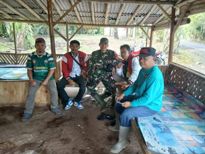 Babinsa Koramil 2204/Cikidang Laksanakan Komsos dengan Tokoh Masyarakat Desa Pangkalan 5